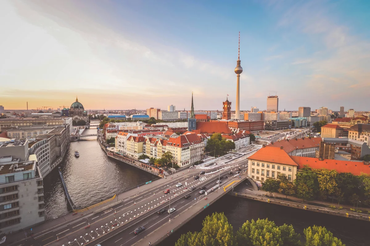 Vista panorámica de Berlín junto al río Spree y la torre de televisión