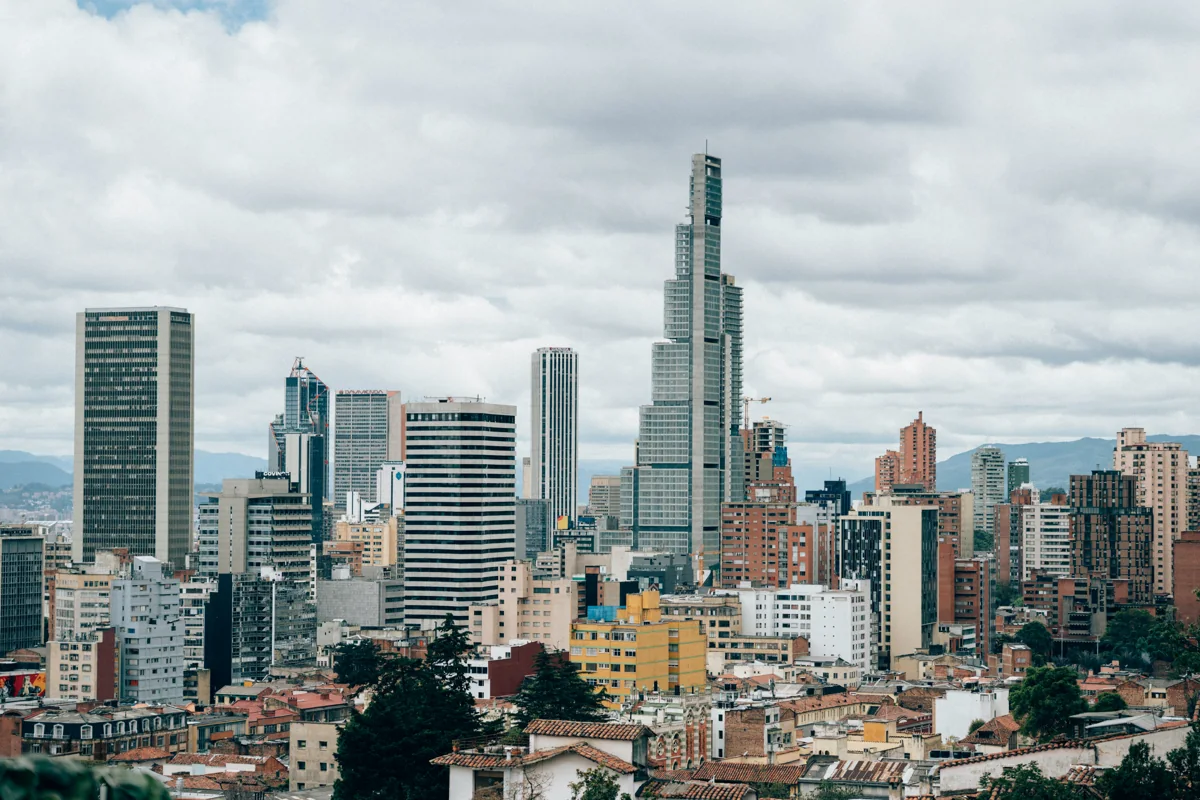 Vista panorámica de los edificios y el paisaje urbano de Bogotá