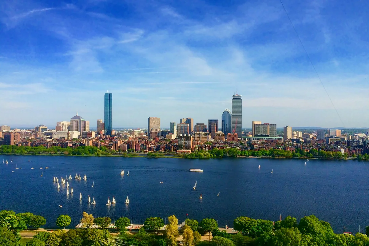 Vista del perfil urbano de Boston y veleros sobre el río Charles