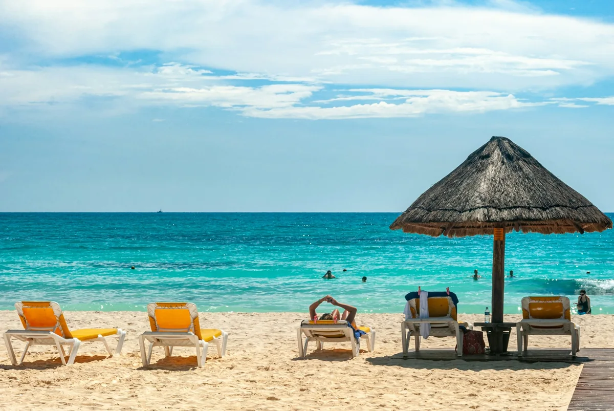Playa de arena clara y mar turquesa en Cancún