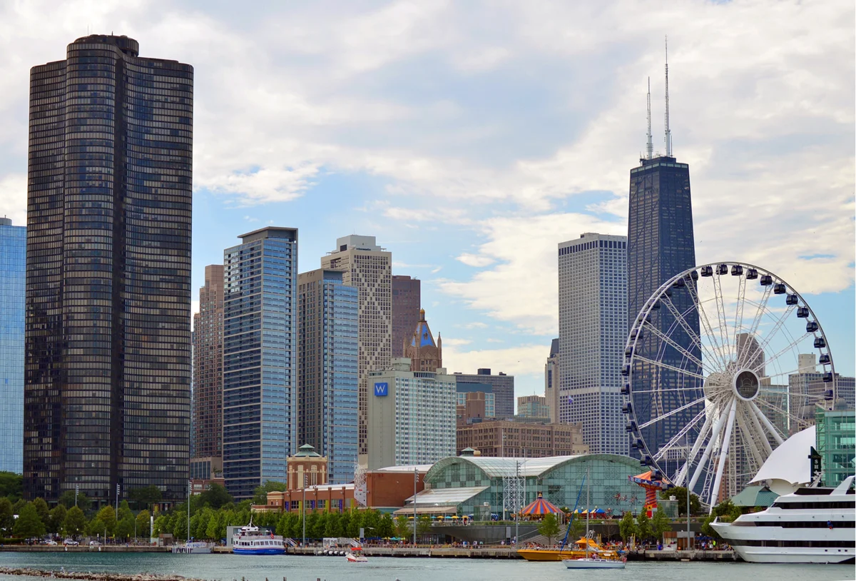 Edificios de Chicago y la rueda de Navy Pier