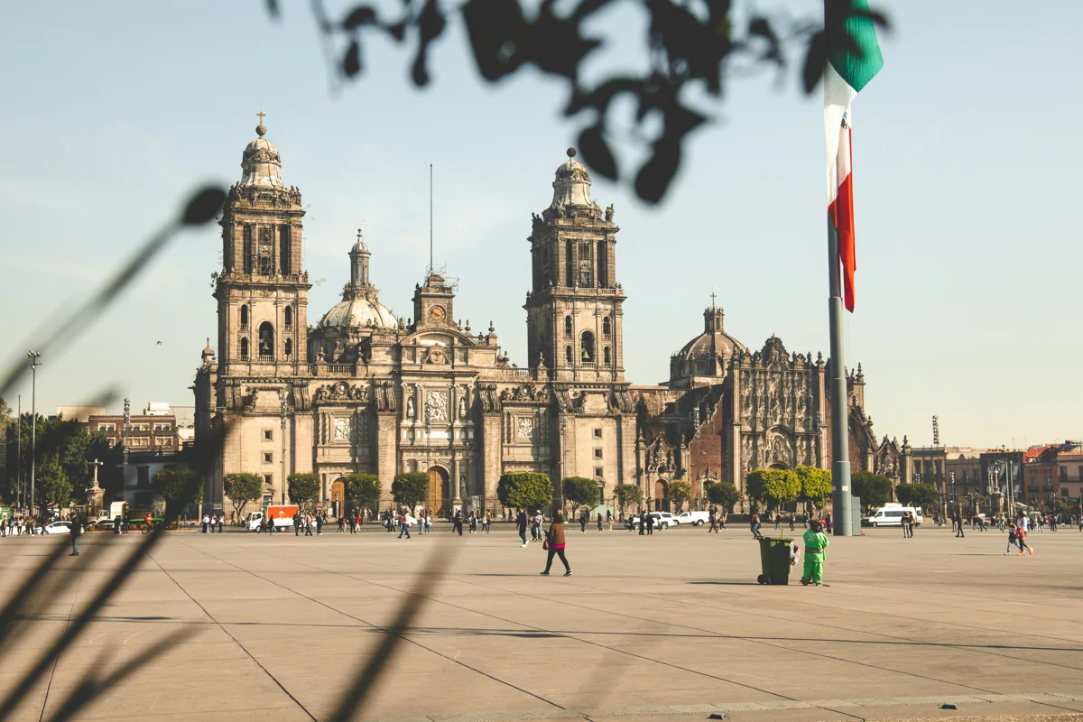 Catedral Metropolitana y bandera mexicana en el Zócalo de Ciudad de México