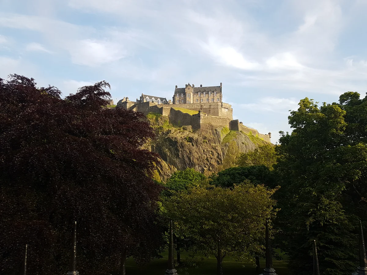 Castillo de Edimburgo visto desde Princes Street