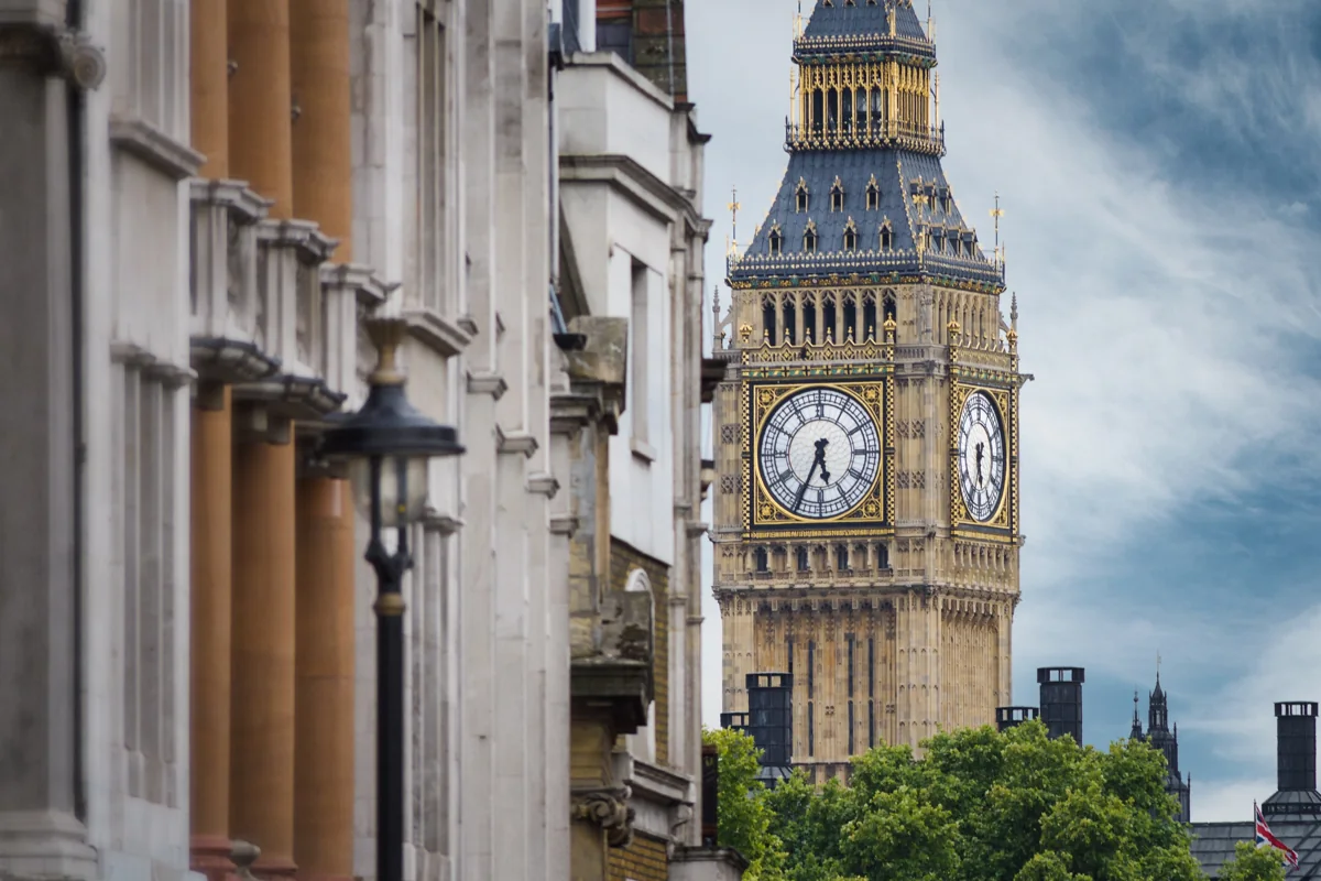 Big Ben entre edificios del centro de Londres