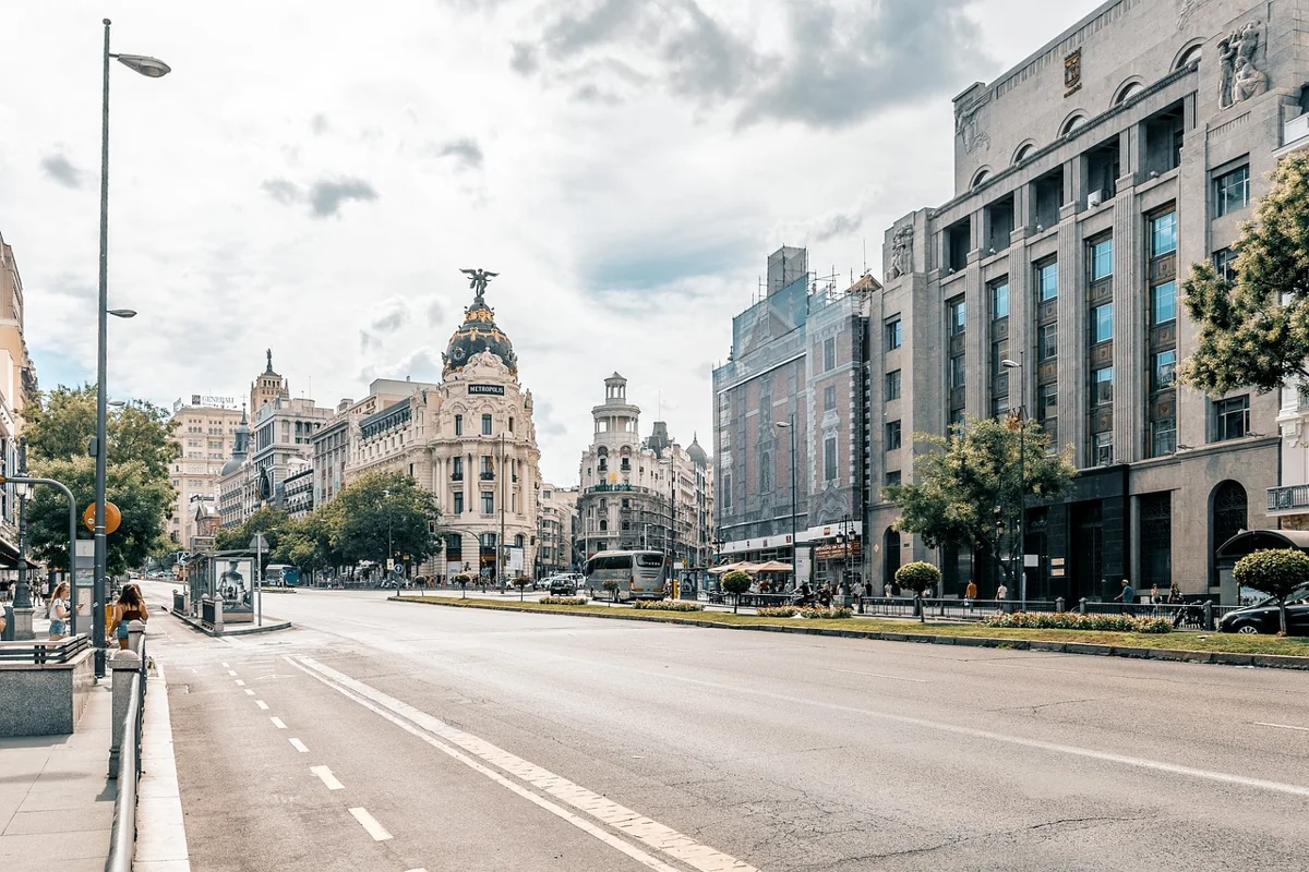 Vista de la calle de Alcalá y el edificio Metrópolis en Madrid