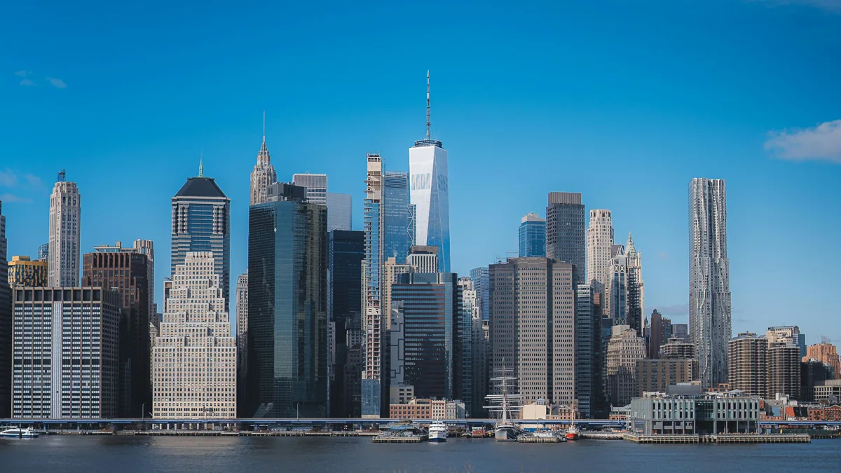 Vista del perfil urbano de Manhattan desde el agua, Nueva York
