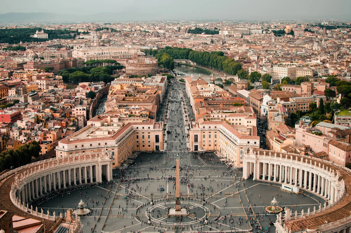 Panorámica de Roma desde la basílica de San Pedro, con la plaza en primer plano