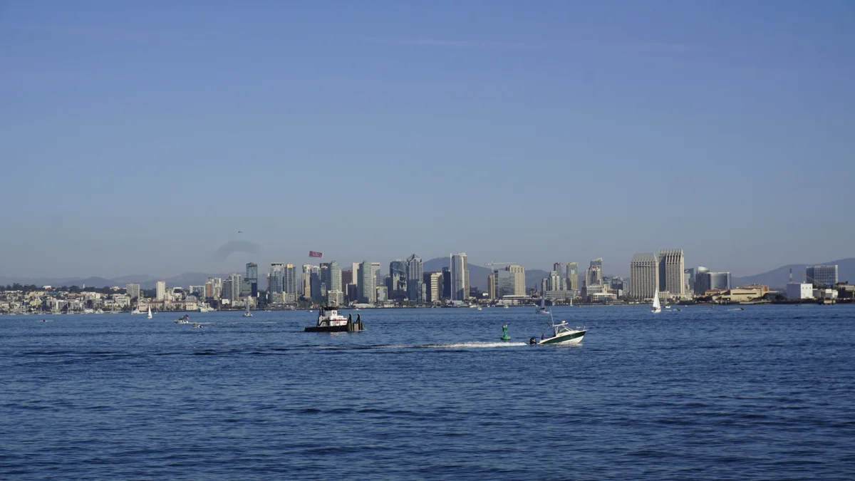 Vista de los edificios de San Diego desde la bahía