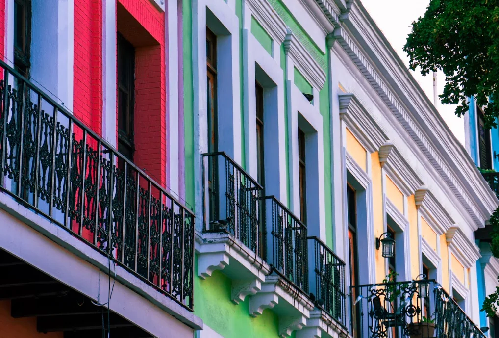 Fachadas de colores y balcones del Viejo San Juan
