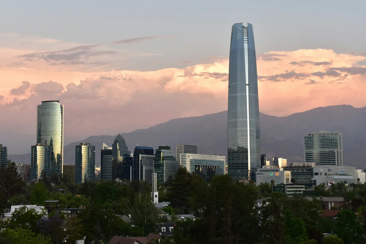 Vista de Santiago de Chile al atardecer con edificios y montañas