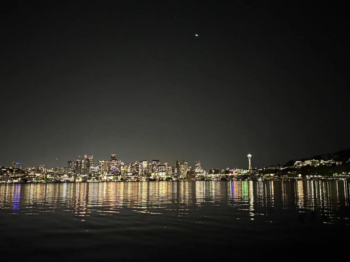 Vista nocturna de Seattle desde Lake Union