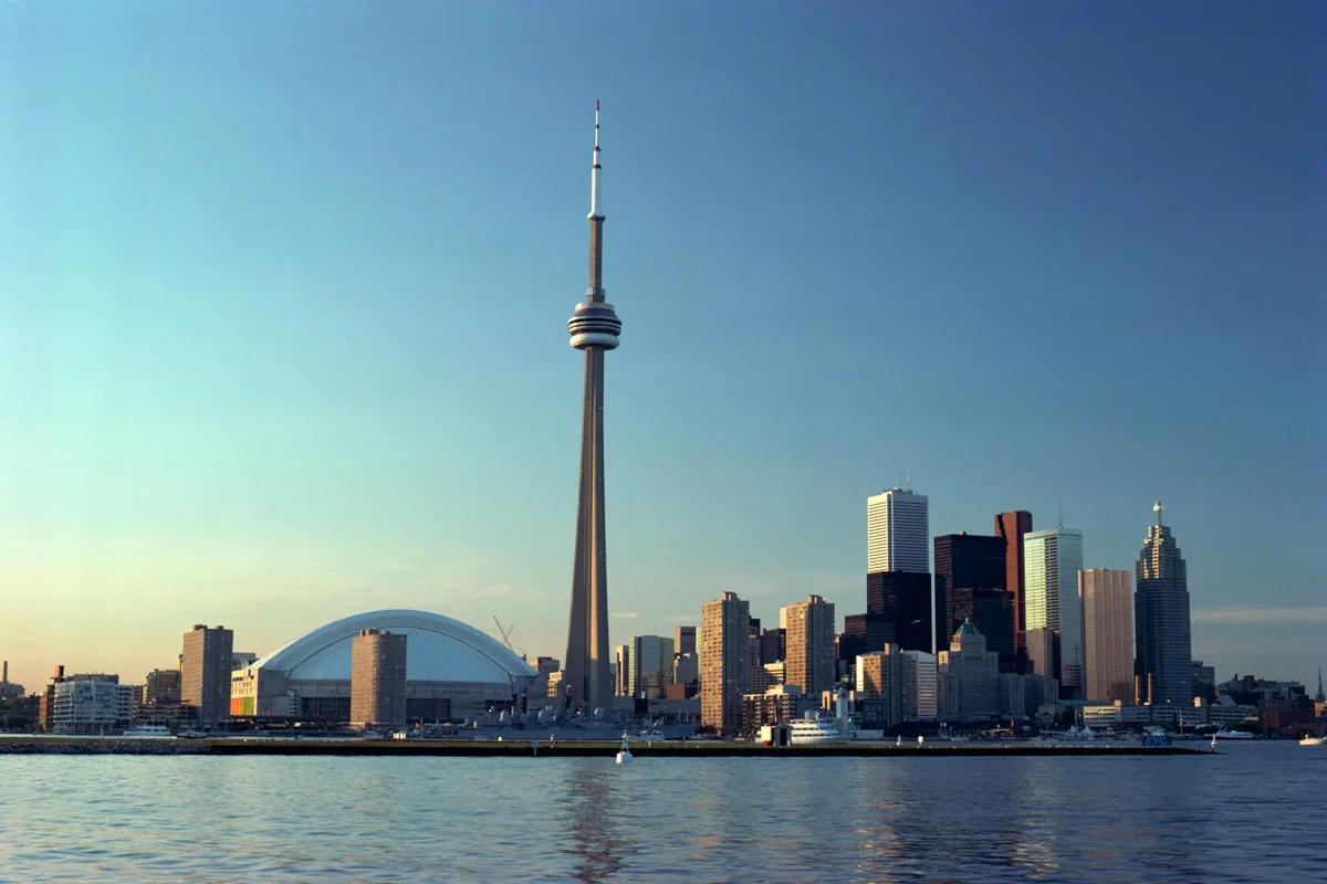 Panorama de Toronto con la Torre CN junto al lago